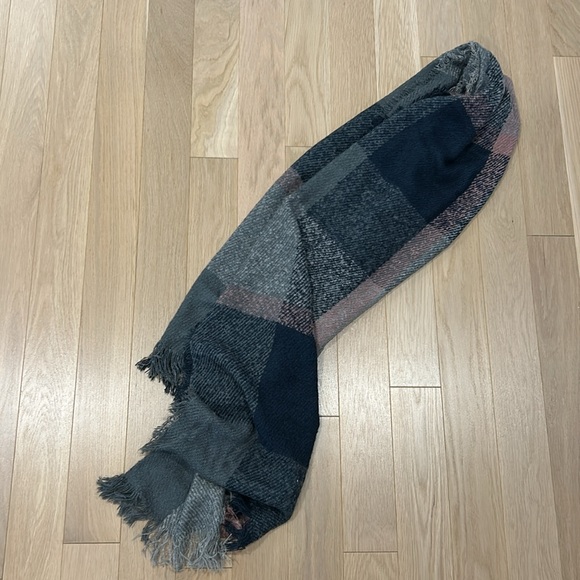 Melanie Lynn Blanket Scarf. Dark blue, grey and pink. Good condition - Picture 2 of 5